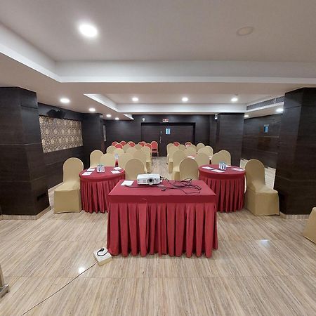 Central Beacon Hotel Surat Bagian luar foto