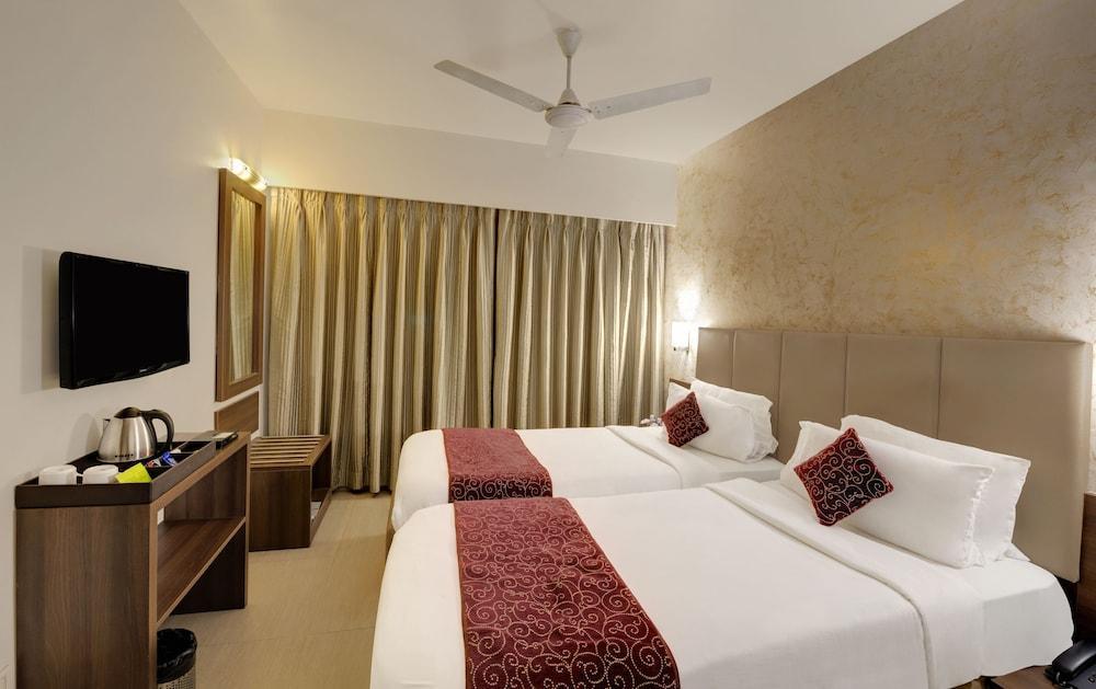 Central Beacon Hotel Surat Bagian luar foto