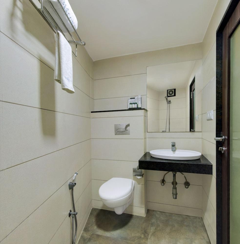 Central Beacon Hotel Surat Bagian luar foto