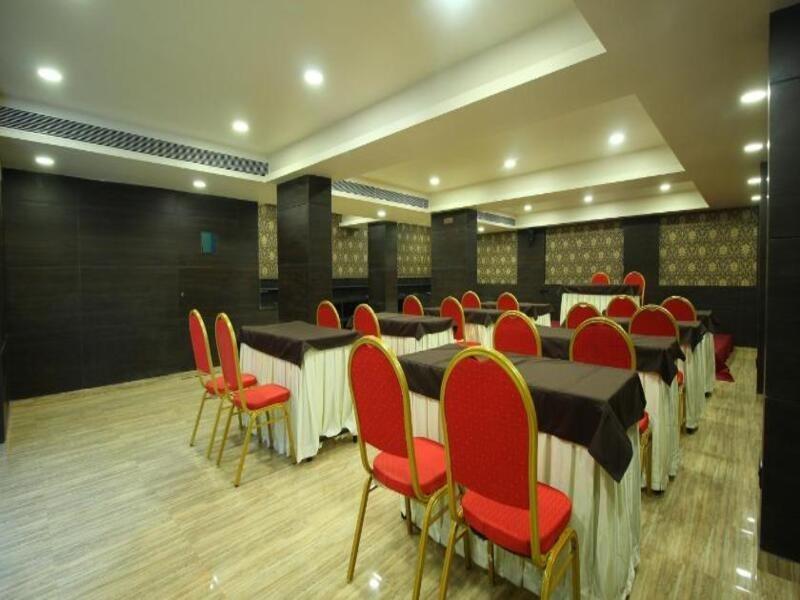 Central Beacon Hotel Surat Bagian luar foto