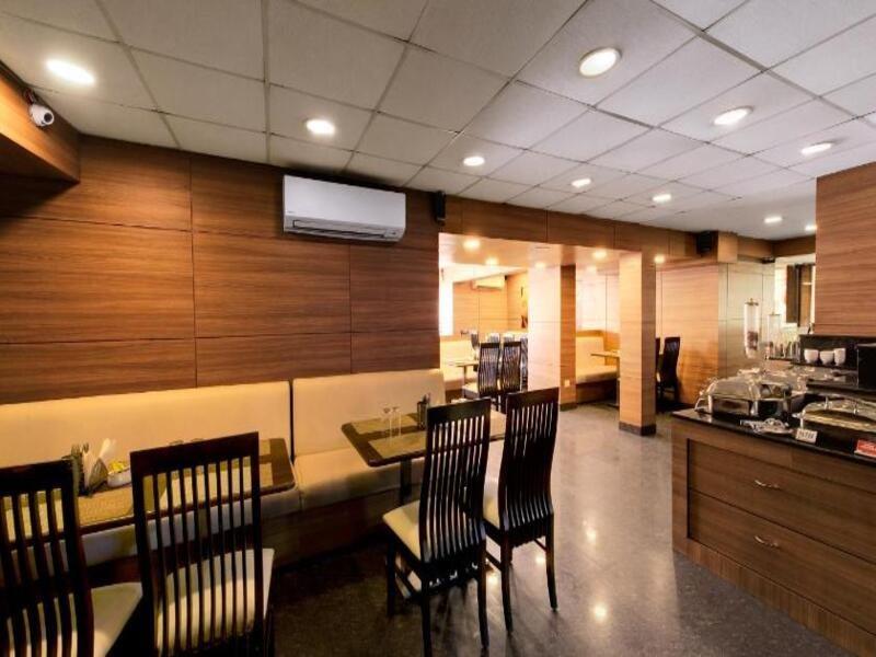 Central Beacon Hotel Surat Bagian luar foto