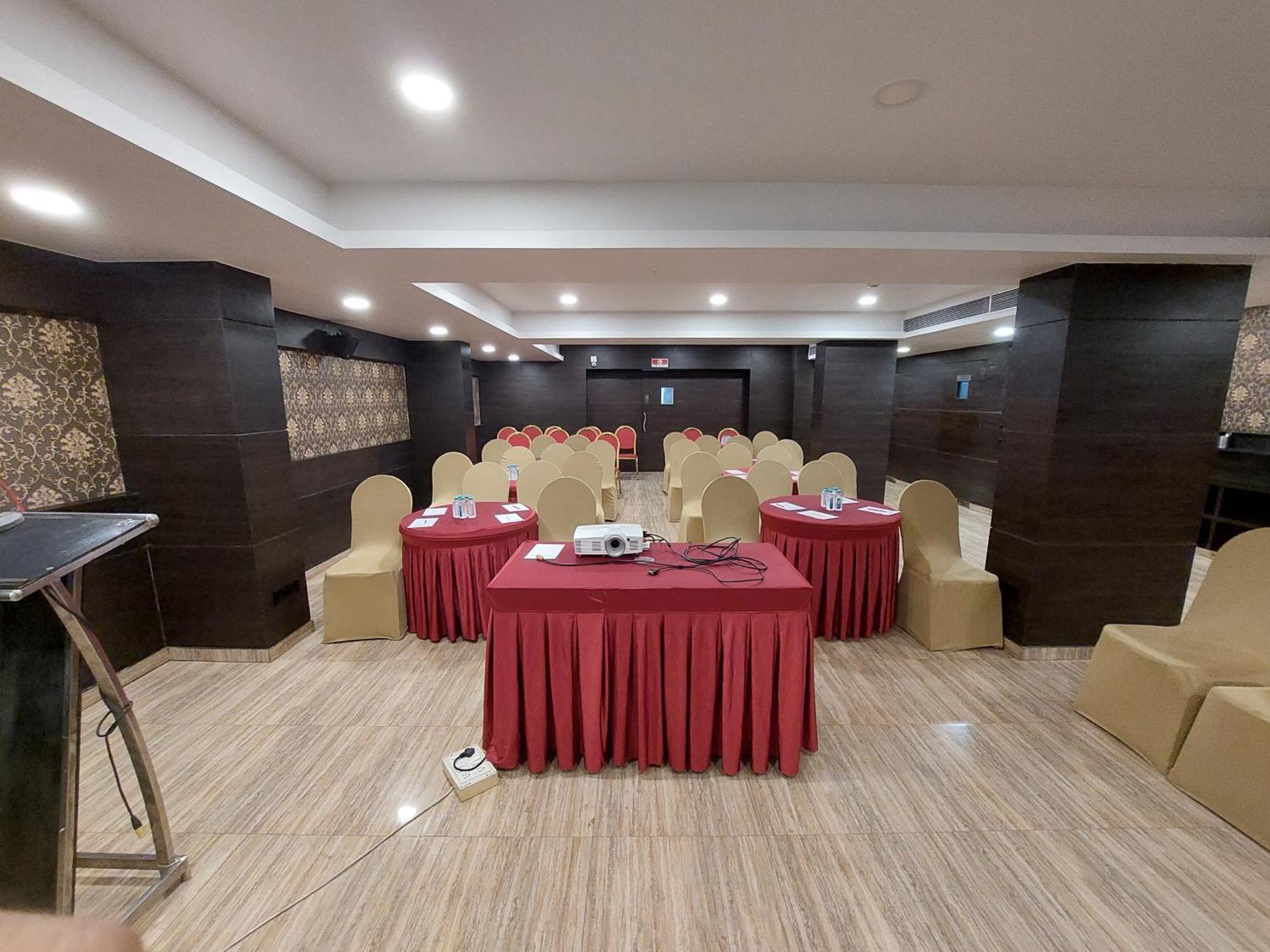 Central Beacon Hotel Surat Bagian luar foto