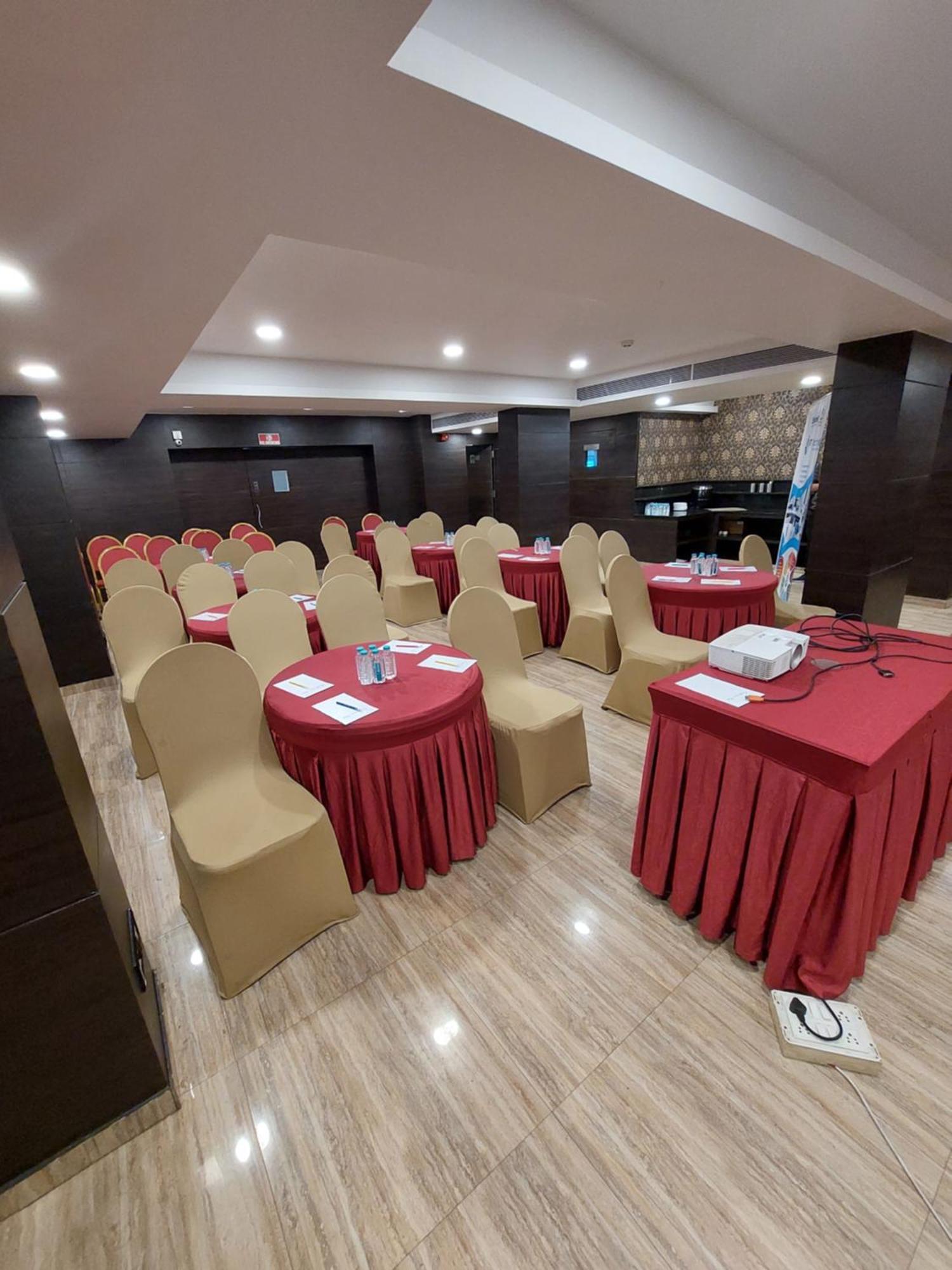 Central Beacon Hotel Surat Bagian luar foto