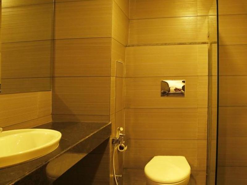 Central Beacon Hotel Surat Bagian luar foto
