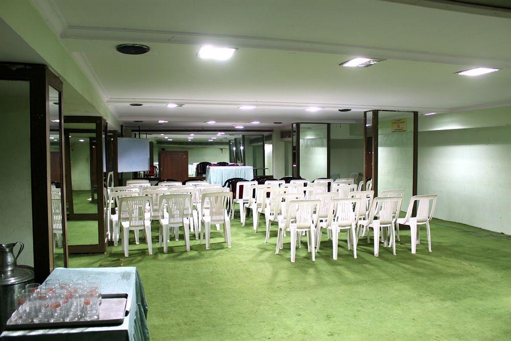 Central Beacon Hotel Surat Bagian luar foto