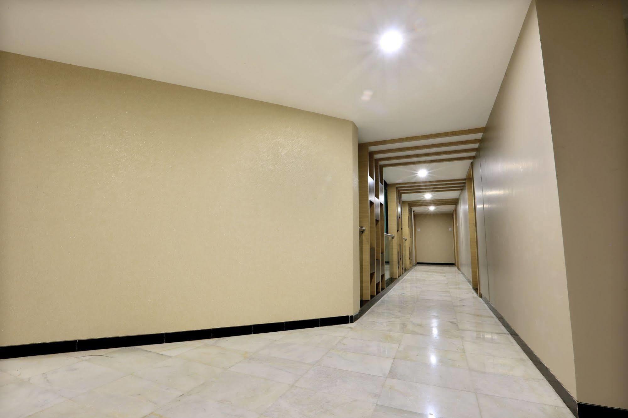 Central Beacon Hotel Surat Bagian luar foto