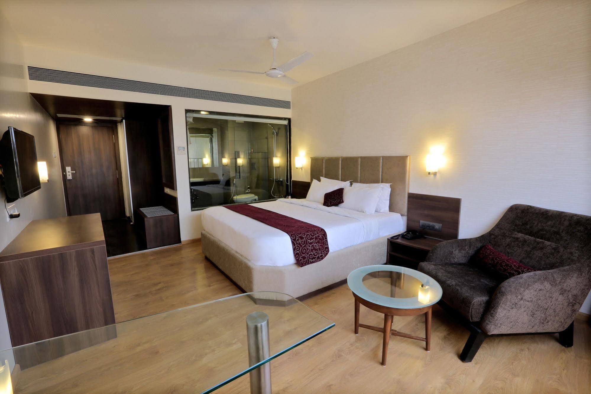 Central Beacon Hotel Surat Bagian luar foto