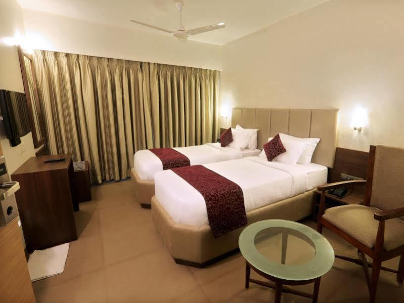 Central Beacon Hotel Surat Bagian luar foto