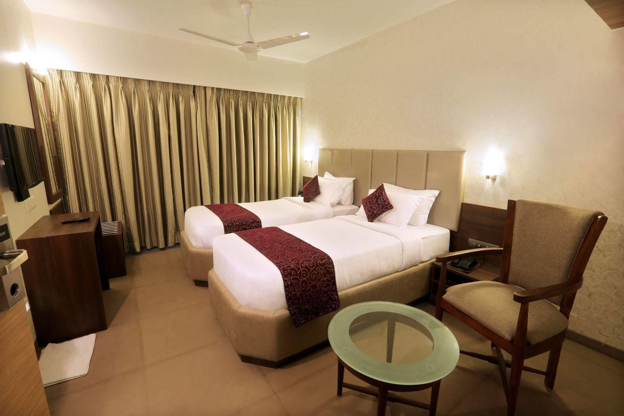 Central Beacon Hotel Surat Bagian luar foto