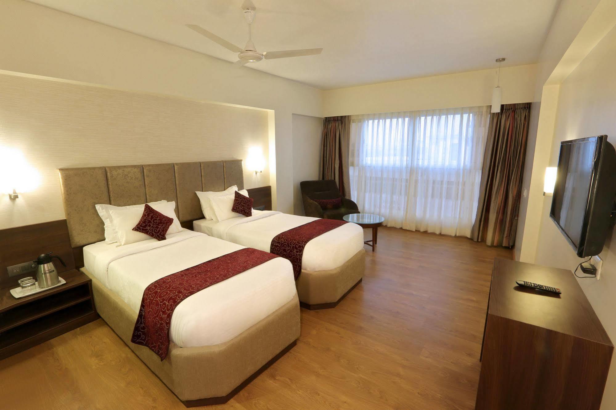 Central Beacon Hotel Surat Bagian luar foto