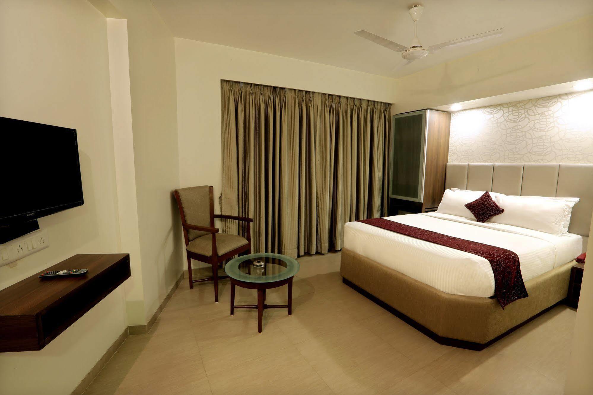 Central Beacon Hotel Surat Bagian luar foto