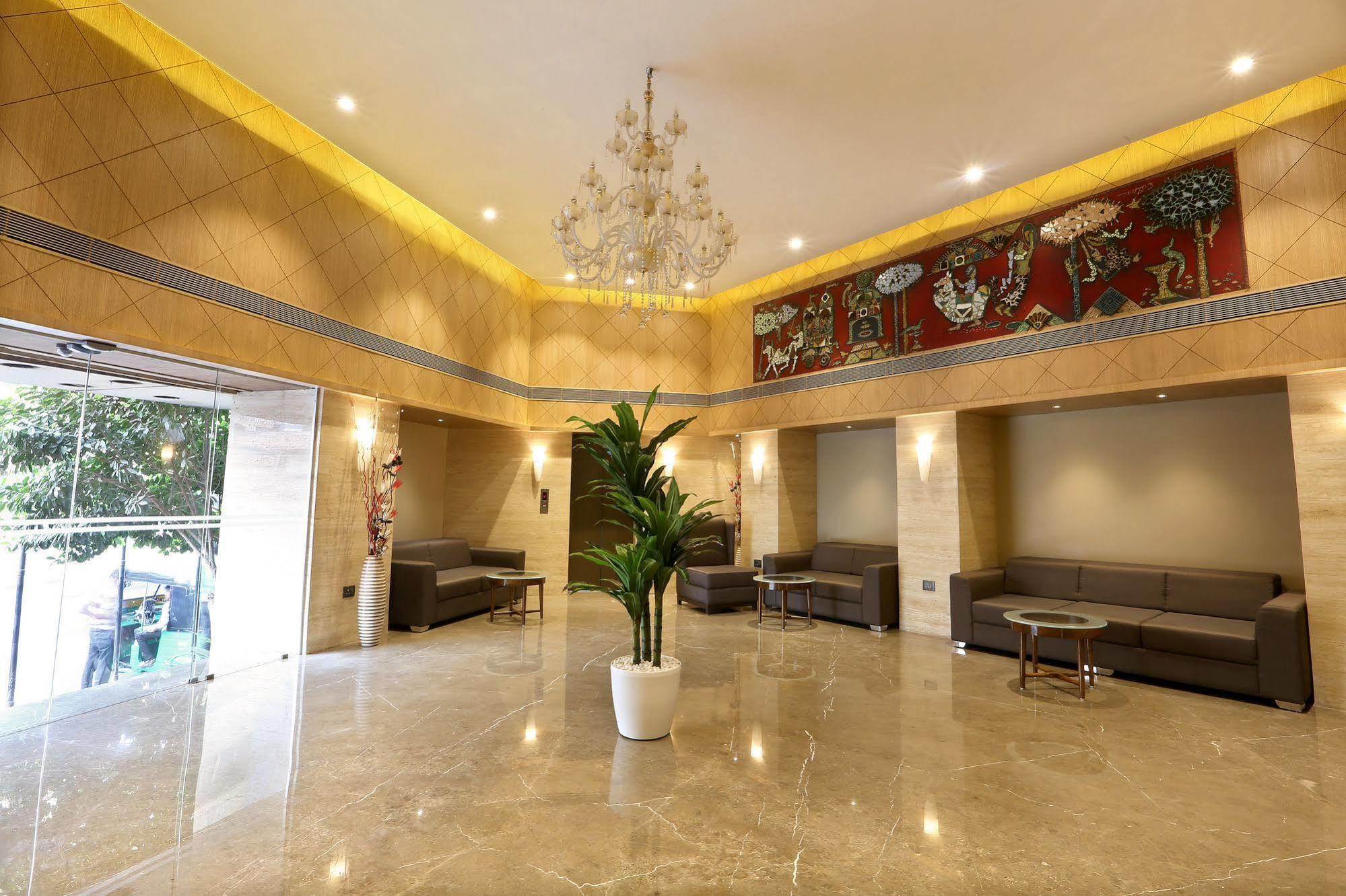 Central Beacon Hotel Surat Bagian luar foto