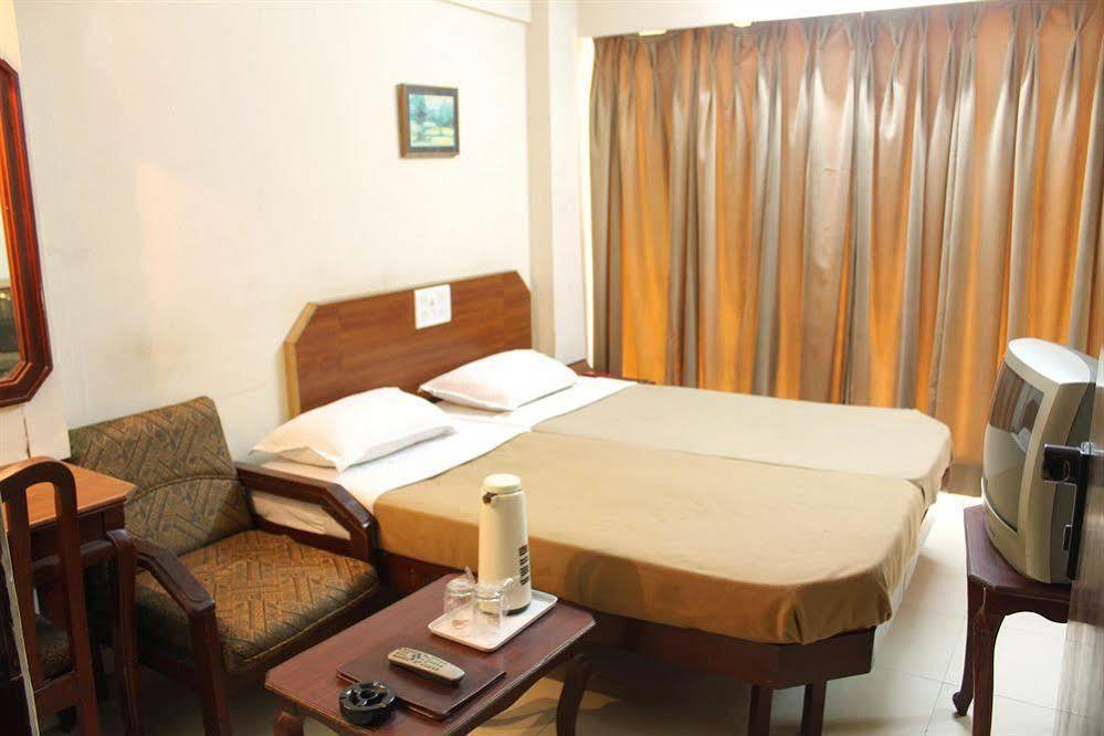 Central Beacon Hotel Surat Bagian luar foto