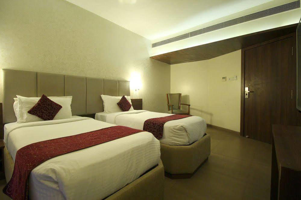 Central Beacon Hotel Surat Bagian luar foto