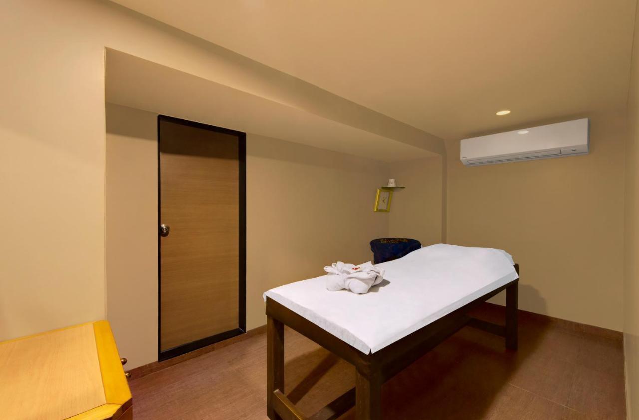 Central Beacon Hotel Surat Bagian luar foto