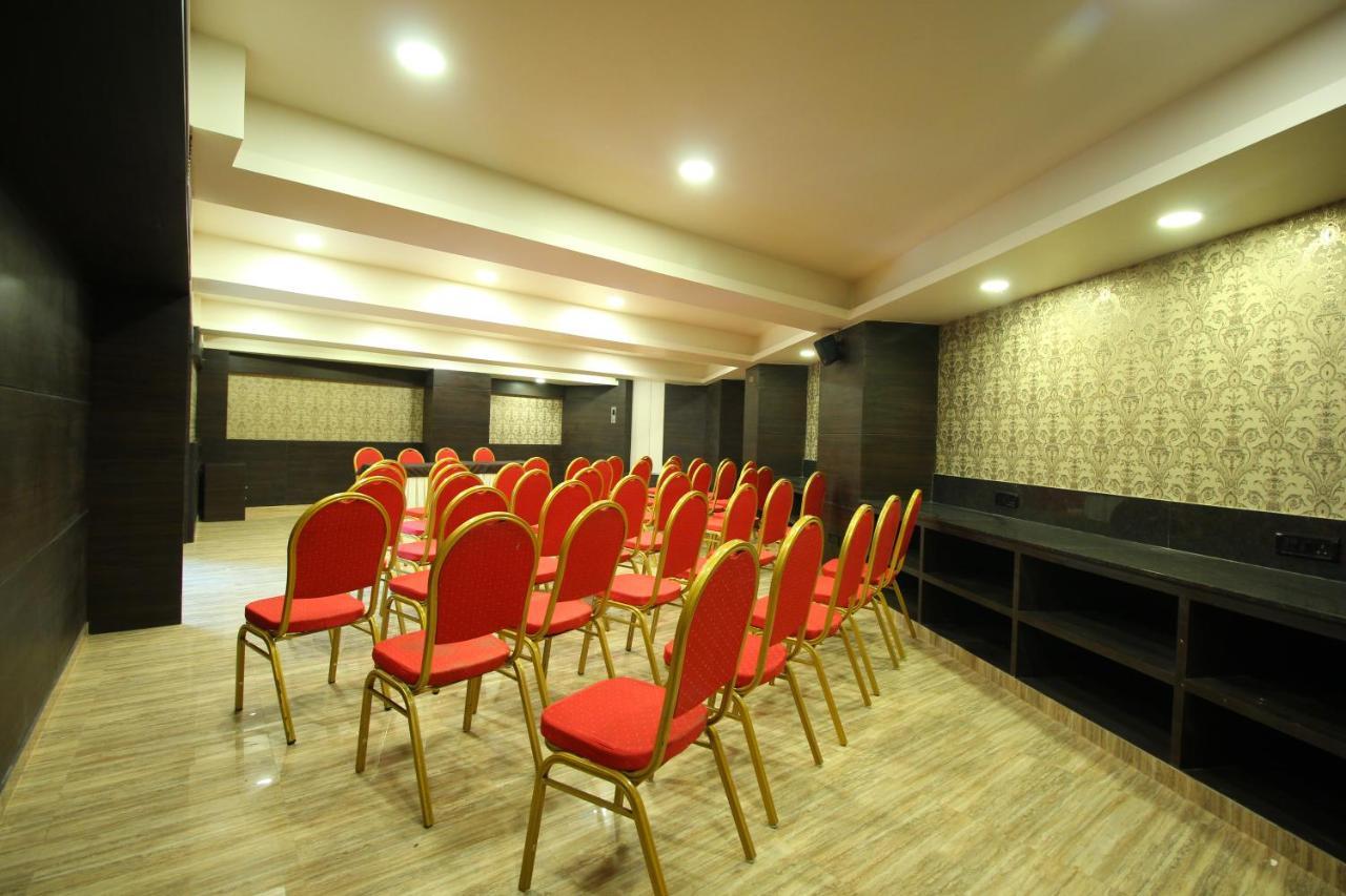 Central Beacon Hotel Surat Bagian luar foto