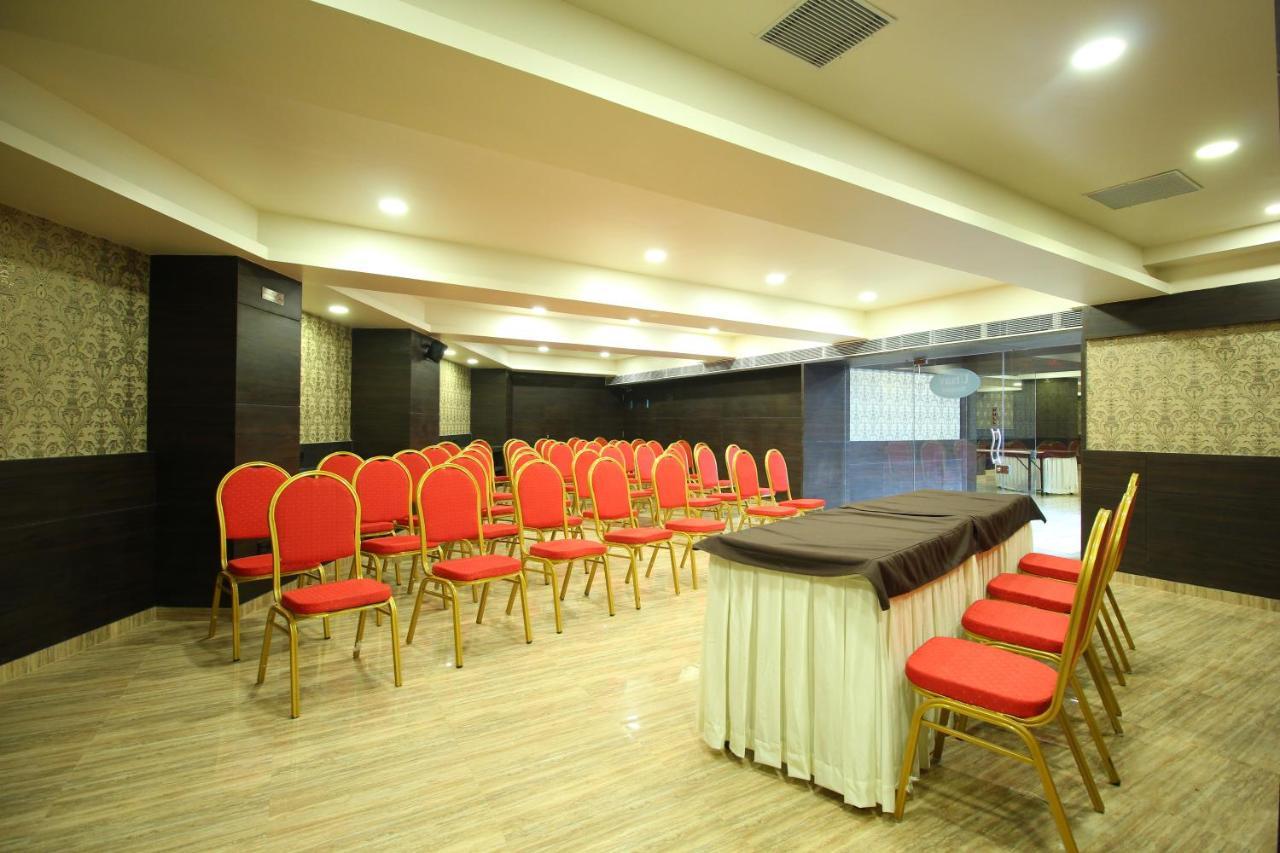 Central Beacon Hotel Surat Bagian luar foto